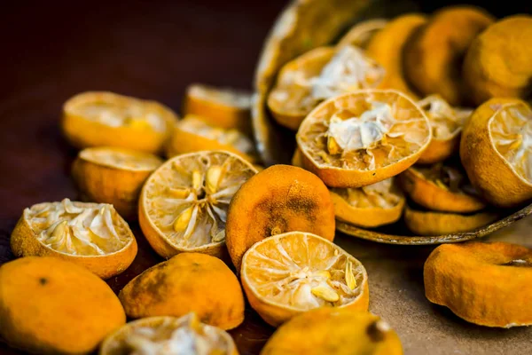 Сушеные Лимоны Ржавой Чаше Деревянной Поверхности — стоковое фото