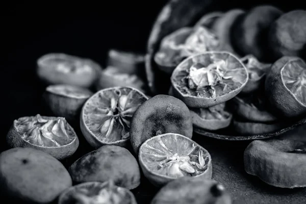 Sušené Vymačkaných Citronů Rezavých Mísa Dřevěný Povrch — Stock fotografie