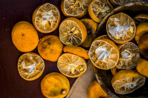Сушеные Лимоны Ржавой Чаше Деревянной Поверхности — стоковое фото