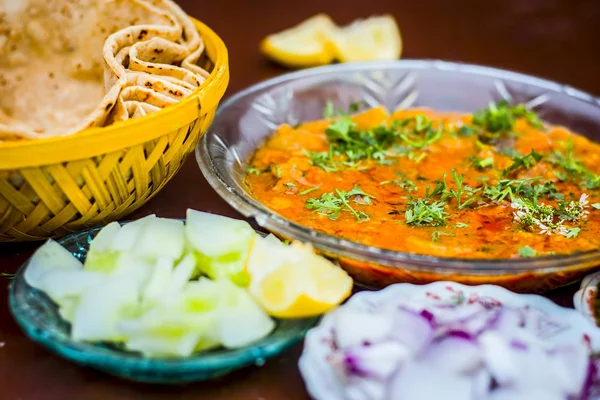 Zblízka Pohled Dal Makhani Indické Jídlo Jídlo Oběd Plátky Okurky — Stock fotografie