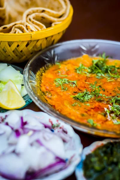 关闭视图 Makhani 的印度餐盘午餐与切片黄瓜 洋葱和哈里酸辣酱与印度和白色 Khichdi — 图库照片