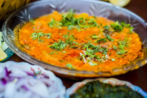 Zblízka Pohled Dal Makhani Indické Jídlo Jídlo Oběd Plátky Okurky — Stock fotografie