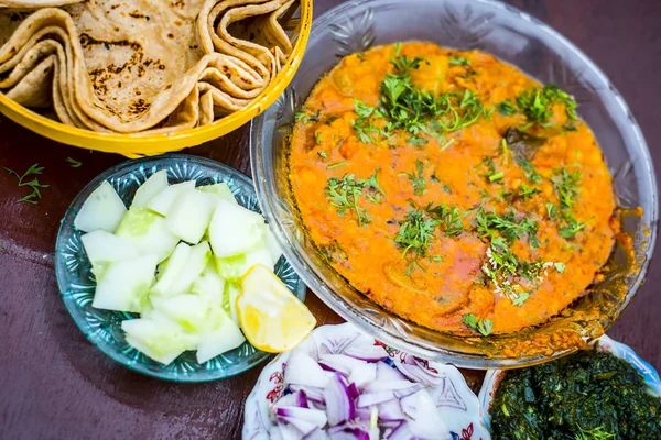 关闭视图 Makhani 的印度餐盘午餐与切片黄瓜 洋葱和哈里酸辣酱与印度和白色 Khichdi — 图库照片