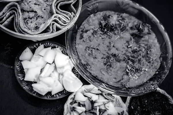 关闭视图 Makhani 的印度餐盘午餐与切片黄瓜 洋葱和哈里酸辣酱与印度和白色 Khichdi — 图库照片