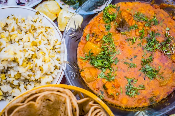 Крупним Планом Подання Даля Makhani Індійська Їжа Блюдо Обіду Нарізані — стокове фото