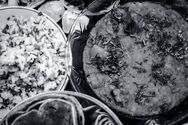 Крупный План Дал Махани Индийское Блюдо Обед Нарезанным Огурцом Луком — стоковое фото