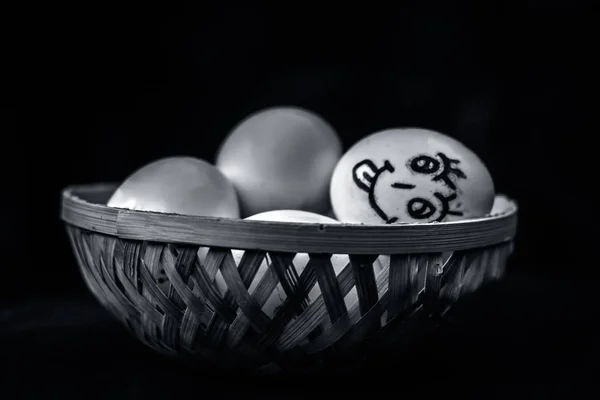 Κλείνω Πάνω Θέα Του Πάσχα Αυγά Ένα Καλάθι Παραδοσιακά Ένα — Φωτογραφία Αρχείου
