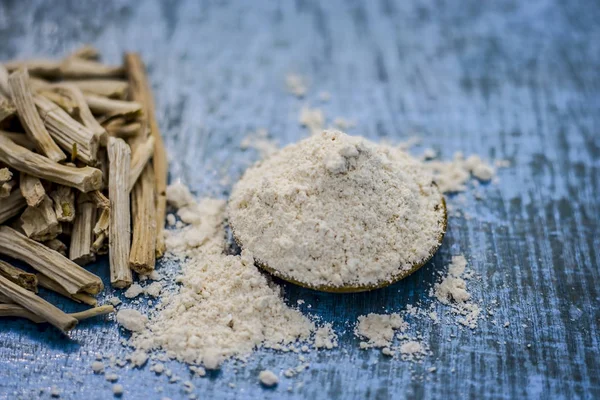 Ayurveda herb satavari, toz ve kökleri ile kuşkonmaz racemosus görünümünü kapat
