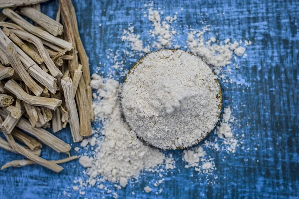 Ayurveda herb satavari, toz ve kökleri ile kuşkonmaz racemosus görünümünü kapat