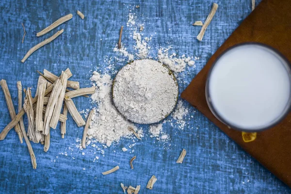 Ayurveda ot satavari tozu ve süt cam görünümünü kapat.