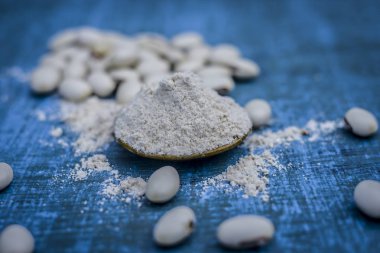 Cowhage, Mucuna pruriens tozu ile görünümünü kapat.