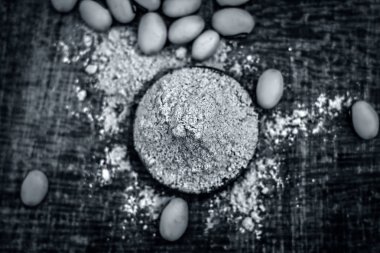 Cowhage, Mucuna pruriens tozu ile görünümünü kapat.