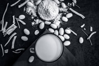 Ayurveda otlar cowhage ve süt ile kuşkonmaz racemosus görünümünü kapat 