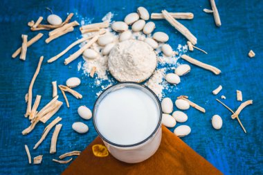 Ayurveda otlar cowhage ve süt ile kuşkonmaz racemosus görünümünü kapat 