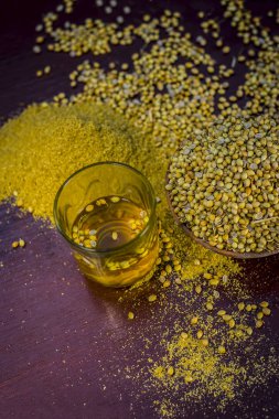 Su, toz ve kişniş görünümü kapatın.