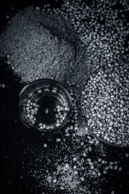 Su, toz ve kişniş görünümü kapatın.