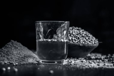 Su, toz ve kişniş görünümü kapatın.