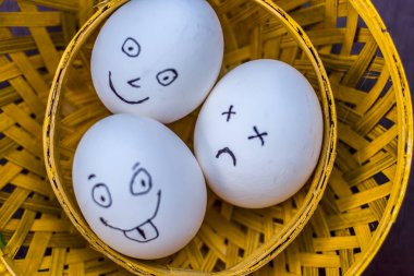 yumurta ile geleneksel bir sepet içinde komik yüzler 