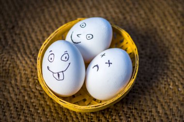 yumurta ile geleneksel bir sepet içinde komik yüzler 