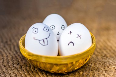 yumurta ile geleneksel bir sepet içinde komik yüzler 