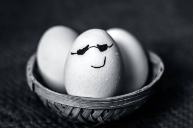 geleneksel bir sepet içinde komik surat ile yumurta 