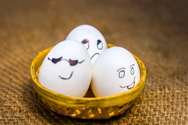 yumurta ile geleneksel bir sepet içinde komik yüzler 