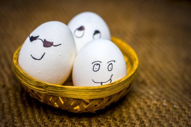 Üstlerine yumurta ile çizilen komik suratlar görünümü kadar kapatın.