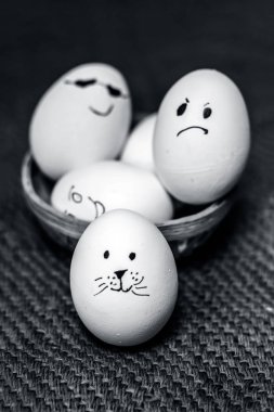 Komik suratlar çizim ile yumurta görünümünü kapat 