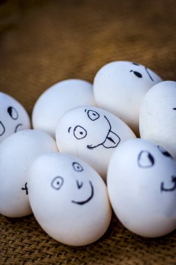 Komik yüzü üzerinde çizilmiş olan yumurta görünümünü kapat.