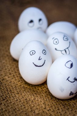 Komik yüzü üzerinde çizilmiş olan yumurta görünümünü kapat.