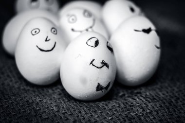 Komik yüzü üzerinde çizilmiş olan yumurta görünümünü kapat.