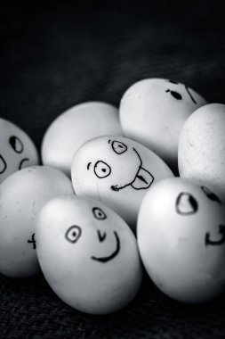 Komik yüzü üzerinde çizilmiş olan yumurta görünümünü kapat.