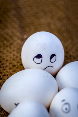 Komik yüzü üzerinde çizilmiş olan yumurta görünümünü kapat.