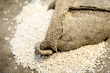 Ham organik darı topçu çanta içinde.