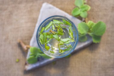 su ajwain ile yaprakları ve bir cam tohum. Kilo kaybı için faydalı