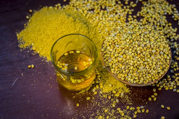 Su, toz ve kişniş görünümü kapatın.