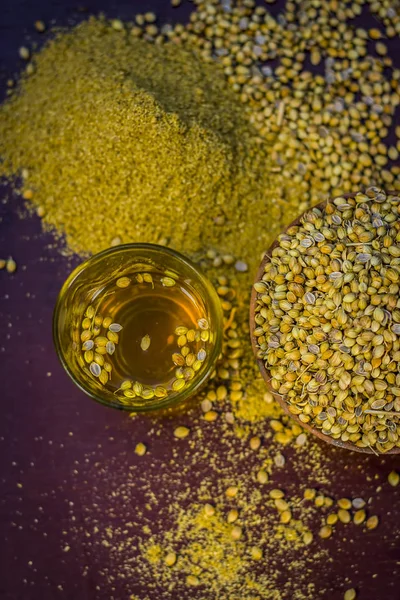 Su, toz ve kişniş görünümü kapatın.