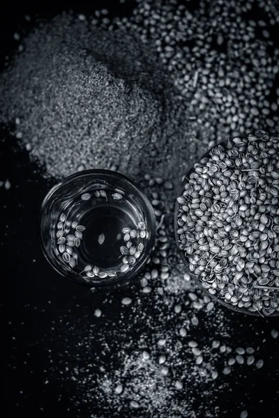 Su, toz ve kişniş görünümü kapatın.