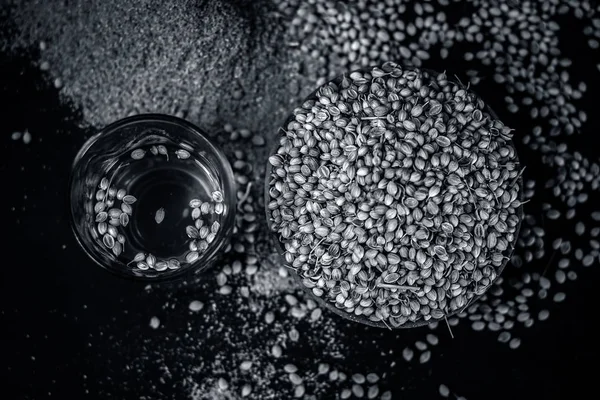 Su, toz ve kişniş görünümü kapatın.