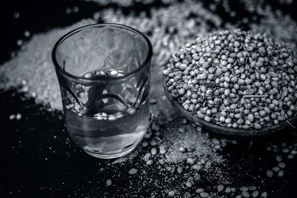 Su, toz ve kişniş görünümü kapatın.