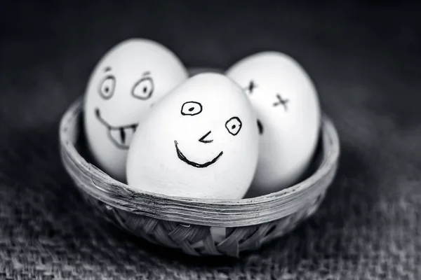Яйца Смешными Лицами Традиционной Корзине — стоковое фото