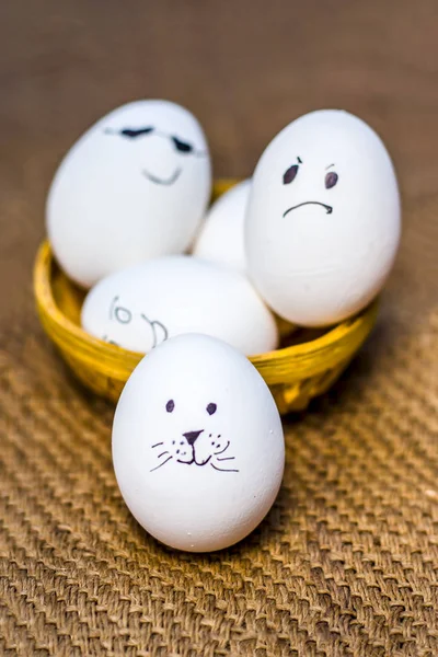 Komik suratlar çizim ile yumurta görünümünü kapat 