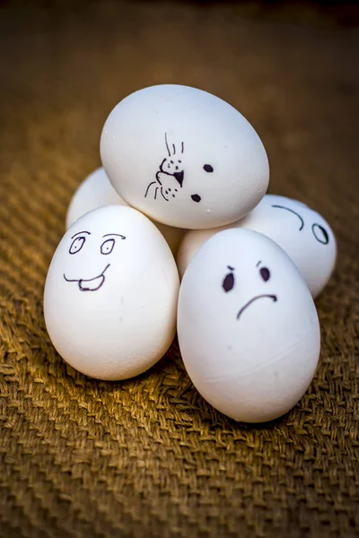 Komik suratlar çizim ile yumurta görünümünü kapat 