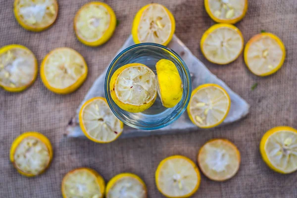 Woda Cytryną Lemoniada Plastrami Cytryny — Zdjęcie stockowe