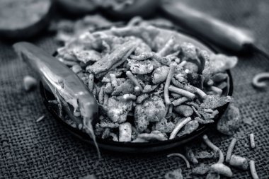 Hint aperatif chevdo yeşil biber ile bir tabak içinde yukarı kapatın