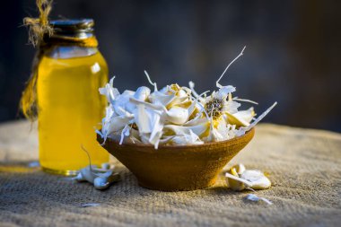 Bir cam şişe yağda sarımsak görünümünü yakın