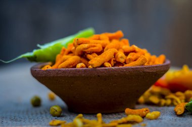 Hint meze, tikha gathiya, bhavnagri gathiya, yeşil soğuk biber ile bir aperatif olarak servis yakın çekim