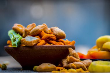 Hint meze, tikha gathiya, bhavnagri gathiya, yeşil soğuk ve salata ile bir aperatif olarak servis yakın çekim 