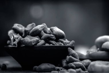 Hint meze, tikha gathiya, bhavnagri gathiya, yeşil soğuk ve salata ile bir aperatif olarak servis yakın çekim 