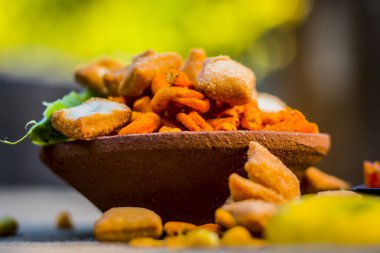 Hint meze, tikha gathiya, bhavnagri gathiya, yeşil soğuk ve salata ile bir aperatif olarak servis yakın çekim 